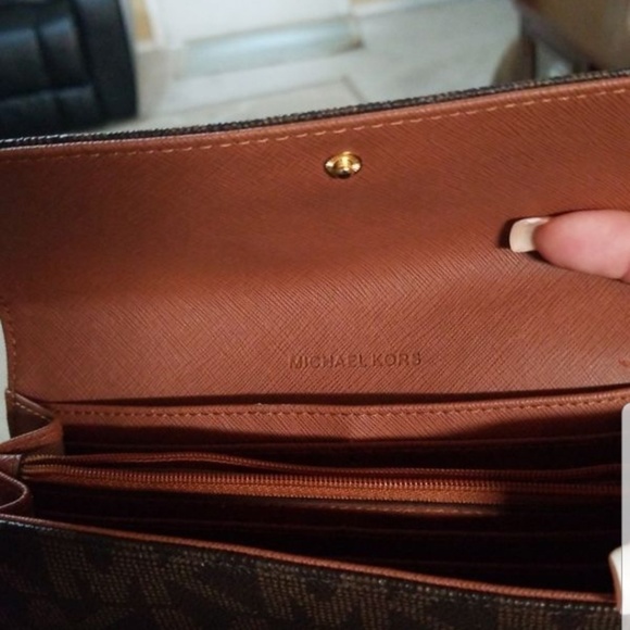 Michael Kors wallet - Picture 2 of 2